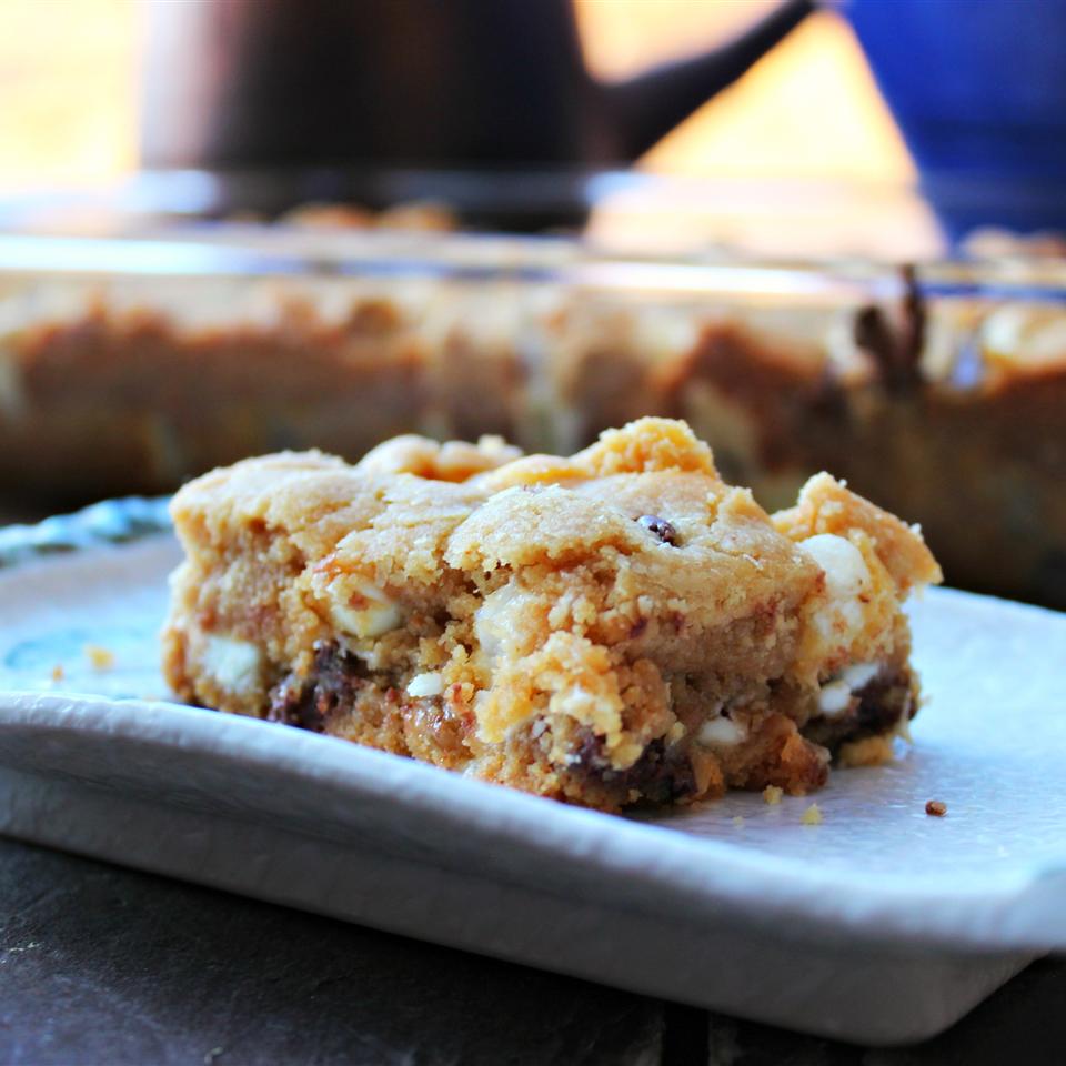 Chocolate Chip Fluffernutter Blondies