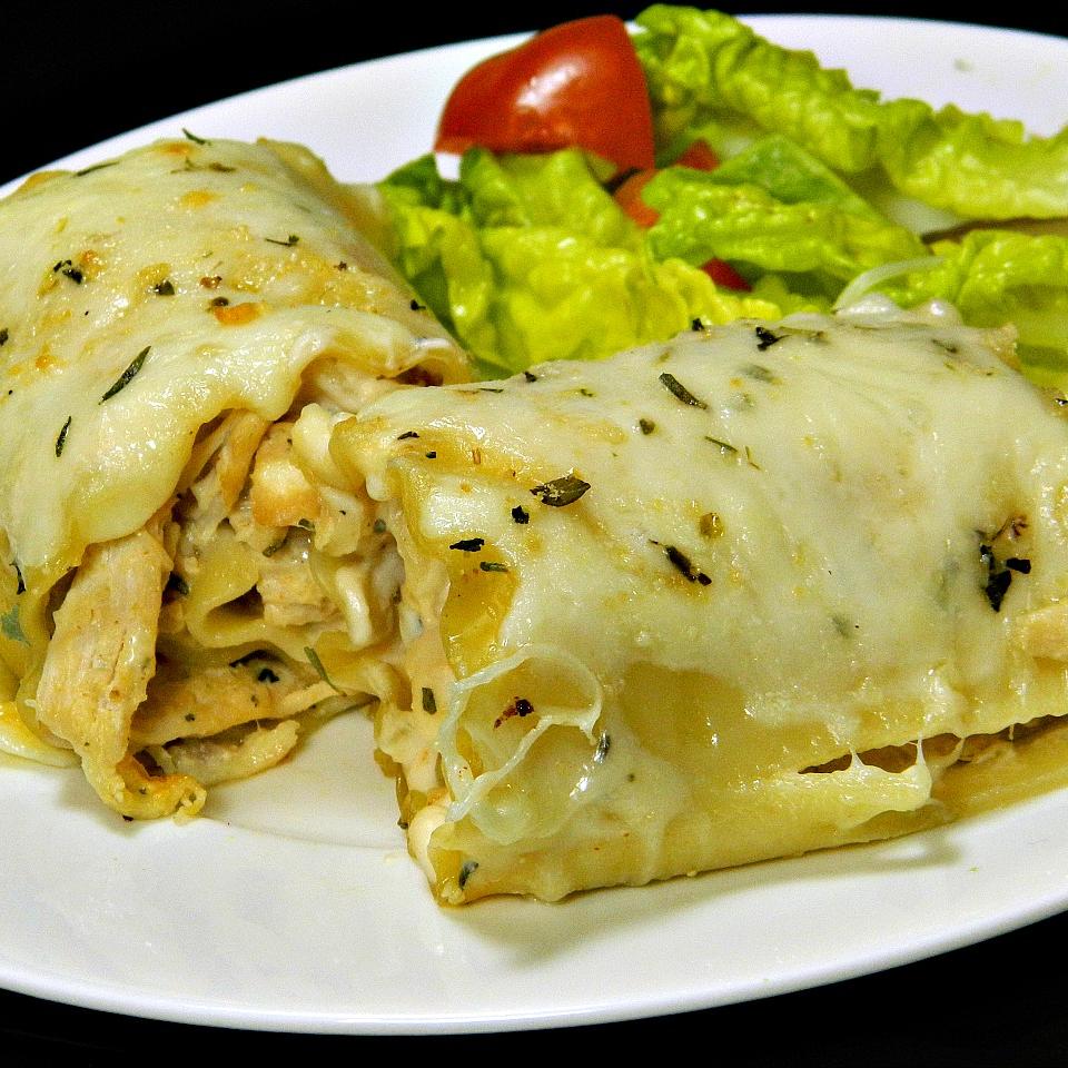 Alfredo Chicken Lasagna Rolls
